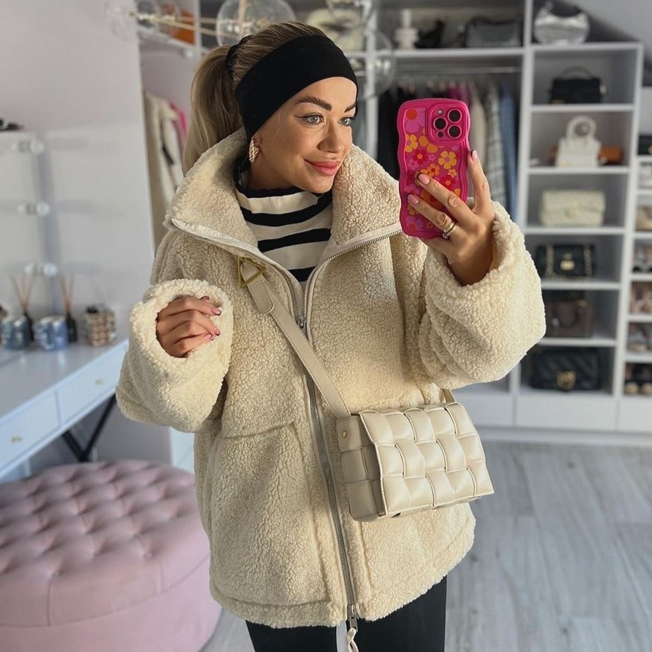 Manteau en laine d'agneau à col roulé pour femme