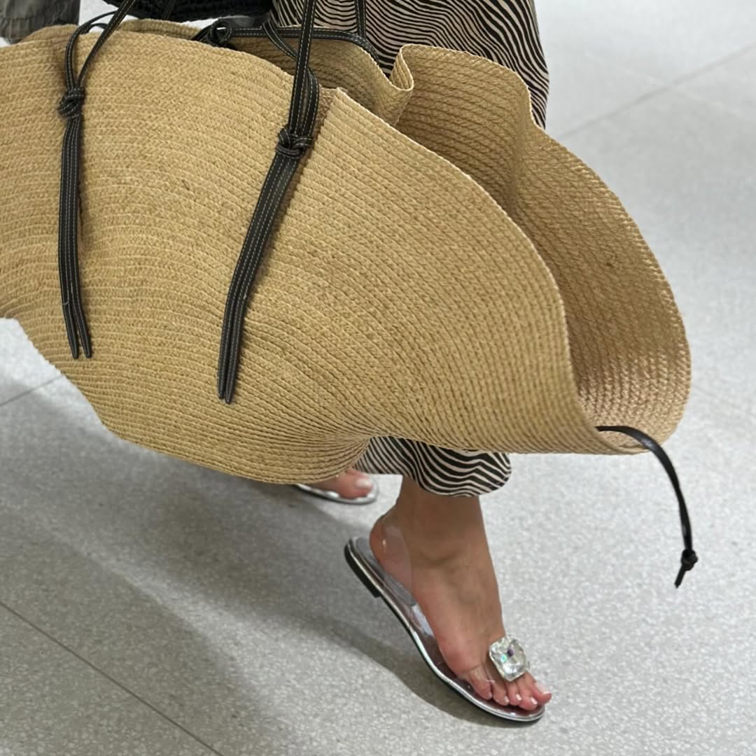 Sublimez votre style avec ces sandales au design épuré qui allient élégance et modernité. Leur finition transparente apporte une touche raffinée et légère à chaque tenue, idéale pour les journées ensoleillées comme pour les soirées chic. Conçues pour mettre en valeur le pied tout en restant discrètes, elles s’adaptent parfaitement à un look minimaliste et tendance. Que ce soit avec une robe fluide, un jean ou un ensemble habillé, elles deviennent rapidement l’élément clé de votre outfit.